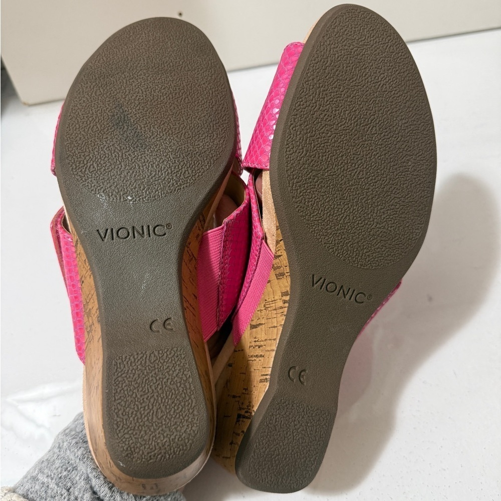 Vionic Women's Fuchsia Textured Mules in excellent conditions - Picture 10 of 16